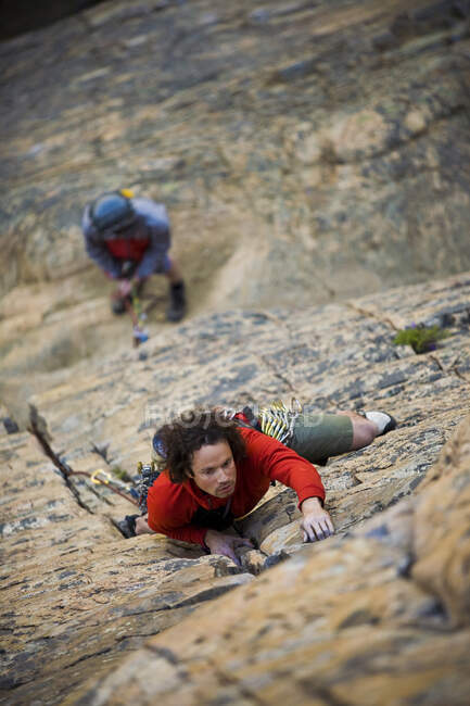 Men rock climbing on rock face, Skaha Bluffs, Skaha, Penticton Area, British Columbia, Canada — Stock Photo