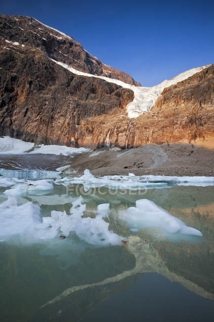 Glacier Angel recouvert de glace et mont Edith Cavell, parc national Jasper, Alberta, Canada — Photo de stock