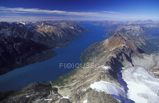 Veduta aerea del lago Chilko nel paesaggio montano del parco provinciale di Tsylos, Columbia Britannica, Canada . — Foto stock