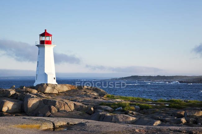 Iconic Peggy Cove farol na costa de granito da Nova Escócia, Canadá . — Fotografia de Stock