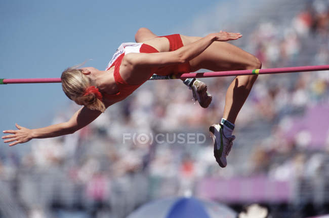 Compétition en athlétisme, barre de dégagement pour saut en hauteur féminin, Colombie-Britannique, Canada . — Photo de stock