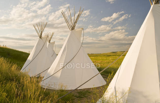 Tipi bianchi tradizionali al Crossing Resort ai margini del Grasslands National Park, Val Marie, Saskatchewan, Canada — Foto stock