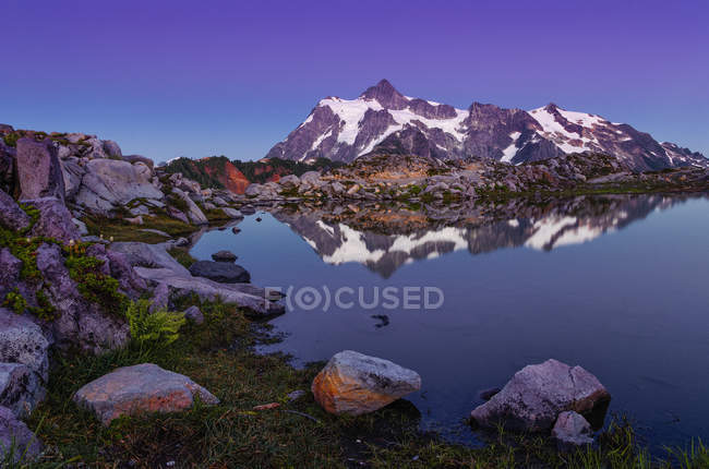 Reflejo del Monte Shuksan en tarn alpino, Bosque Nacional Mount Baker-Snoqualmie, Washington, Estados Unidos de América - foto de stock