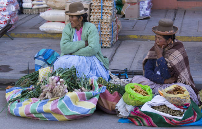 Pessoas locais em cena no mercado de Puno, Lago Titicaca, Peru — Fotografia de Stock