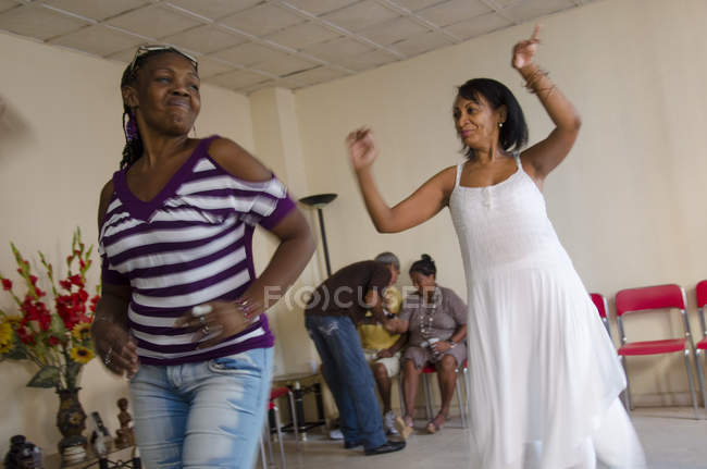 Femmes mûres à la fête de danse salsa, Habana Vieja, La Havane, Cuba — Photo de stock