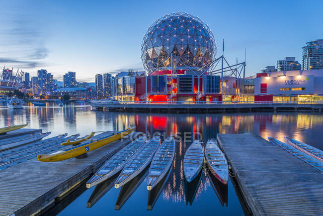 Telus World of Science e barcos dragão em False Creek, Vancouver, British Columbia, Canadá — Fotografia de Stock