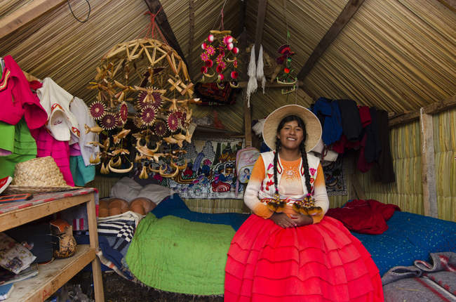 Residente femenina local del pueblo de Uros, Lago Titicaca, Perú - foto de stock