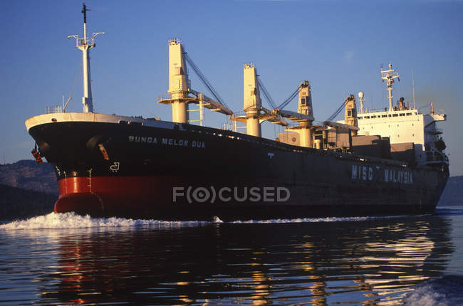 Nave da carico che attraversa lo stretto di Georgia, Columbia Britannica, Canada . — Foto stock