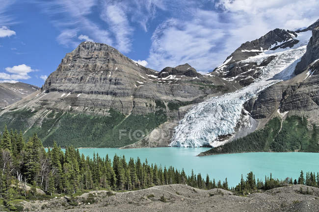 Malerische landschaft mit bergsee und berggletscher, mount robson provincial park, britisch columbia, kanada — Stockfoto