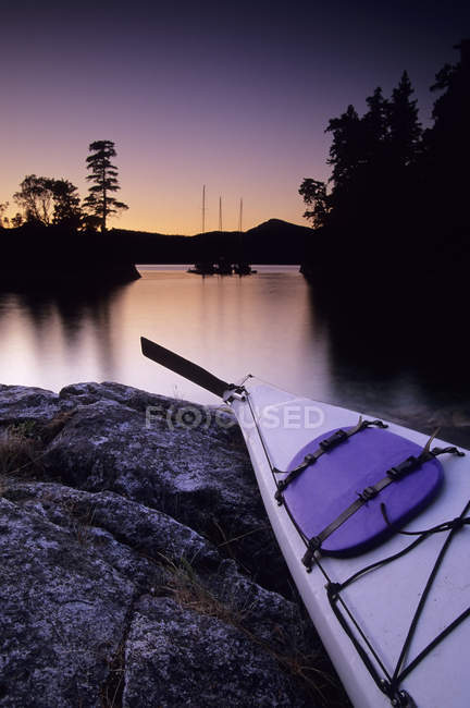 Kayak and yachts silhouettes at dusk in Desolation Sound Marine Park, Curme Island, British Columbia, Canada. — Stock Photo