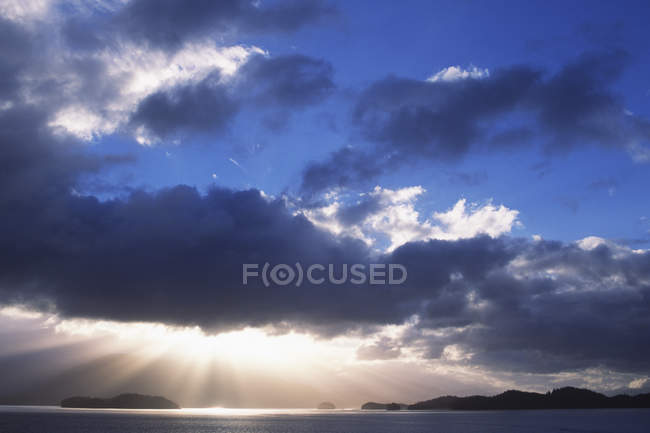 Солнечный свет сквозь облака вблизи Принс-Руперта, Центральное побережье вдоль Инсайдерского прохода, Британская Колумбия, Канада
. — стоковое фото