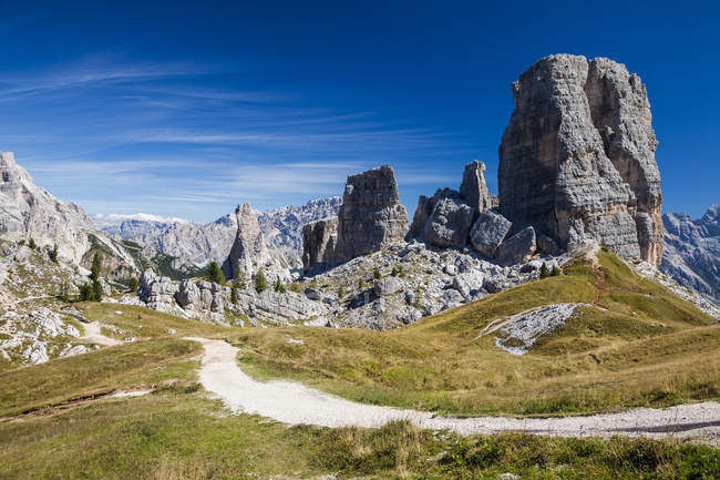 Cinque Torri tours rocheuses dans les montagnes des Dolomites, Italie — Photo de stock