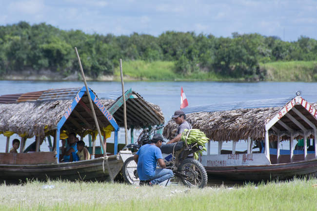 Villageois autochtones de Bora au village de Kapitari près de Manacamiri, fleuve Amazone, Pérou — Photo de stock