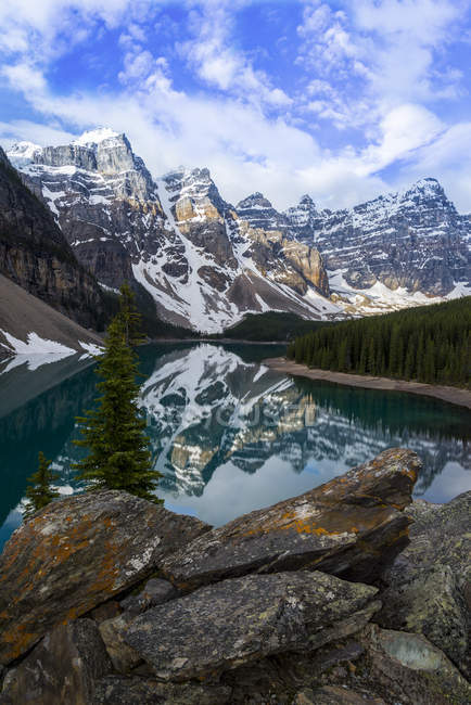 Montañas rocosas reflejándose en el lago Moraine en el Parque Nacional Banff, Alberta, Canadá - foto de stock