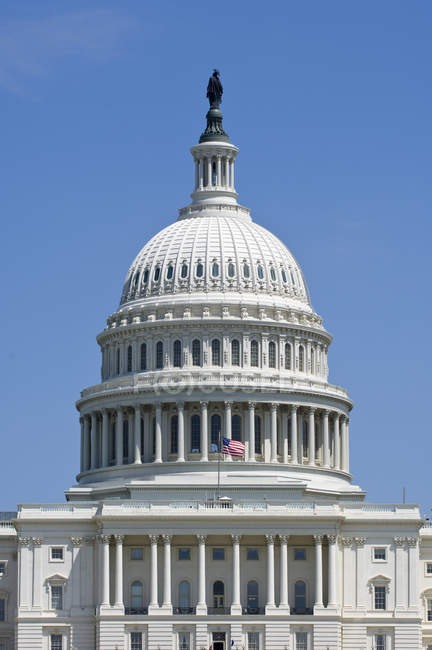 Capital building against blue sky, Washington, DC, Estados Unidos - foto de stock