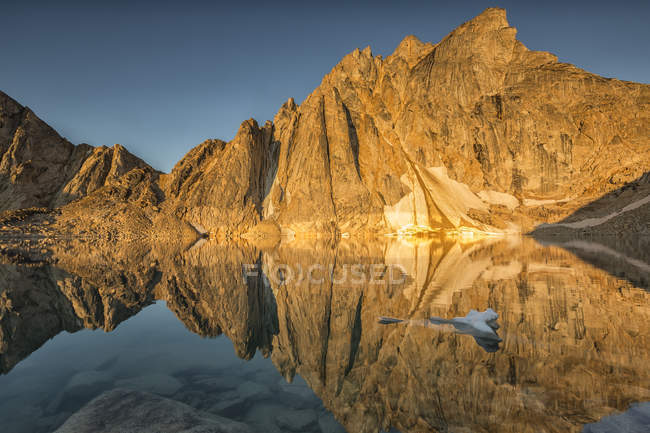 Luz del amanecer en el pico Radalet, cordillera costera del Yukón cerca de Carcross, Yukón . - foto de stock