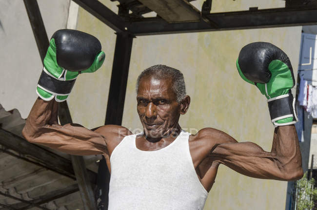 Treinamento de boxeador masculino sênior no Rafael Trejo Boxing Gym, Habana Vieja, Havana, Cuba — Fotografia de Stock