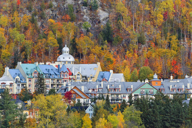 Arquitetura e cenário colorido de Mont Tremblant Village no outono, Laurentians, Quebec, Canadá — Fotografia de Stock