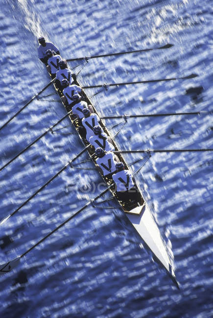 Men in eight rowing skull, British Columbia, Canada. — Stock Photo