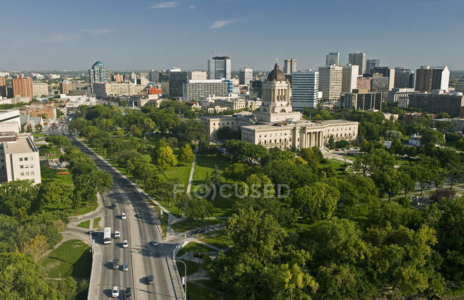 Winnipeg skyline con el edificio legislativo Manitoba en Canadá - foto de stock