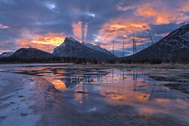 Morgendämmerung durch Mount Rundle auf zinnoberrotem See, Banff Nationalpark, Alberta, Kanada — Stockfoto