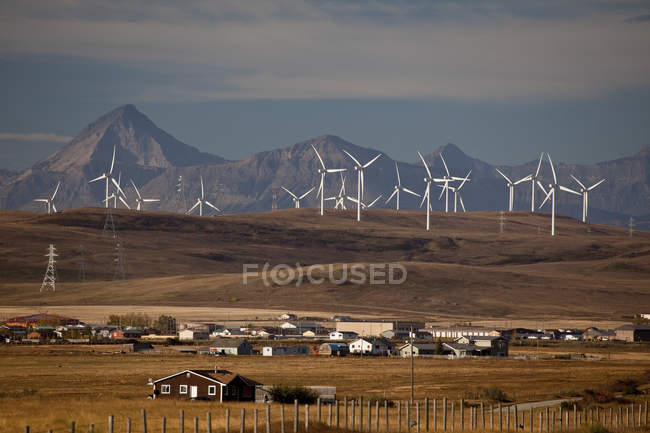 Moulins à vent électriques près de Fort MacLeod, Alberta, Canada . — Photo de stock