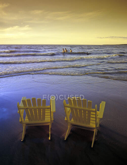 Deux chaises à Grand Beach, le long du lac Winnipeg, Manitoba, Canada, — Photo de stock