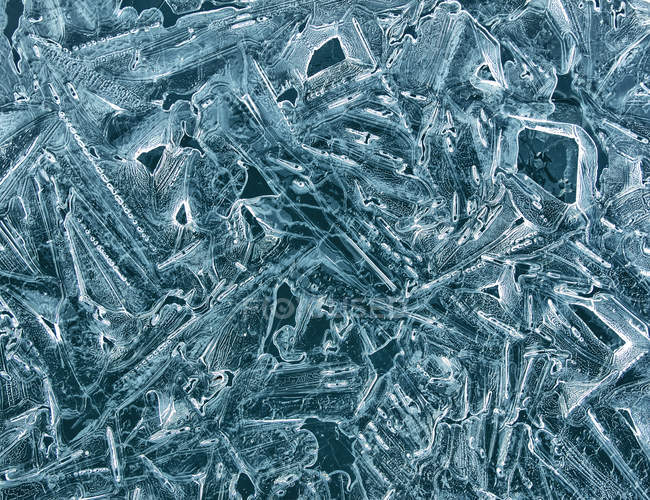 Detalle del patrón de cristales de hielo en la superficie del agua, marco completo - foto de stock