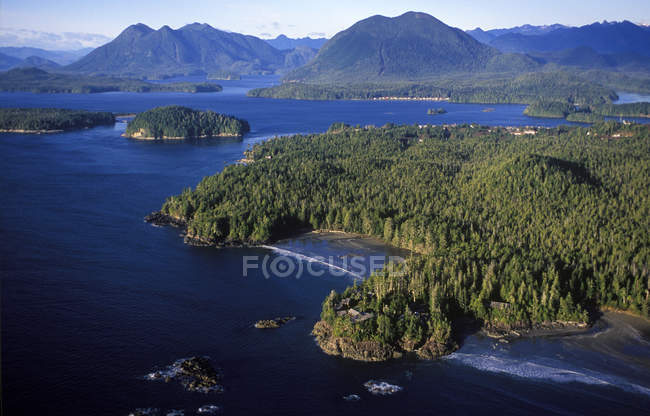 Vista aérea de Clayoquot Sound y Tofino, Isla Vancouver, Columbia Británica, Canadá . - foto de stock