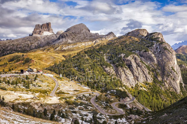 Passagem de montanha alta Falzarego em Dolomitas da Itália . — Fotografia de Stock