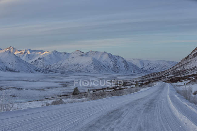 Carretera Dempster cubierta de nieve a través de Blackstone Valley en Yukón, Canadá . - foto de stock