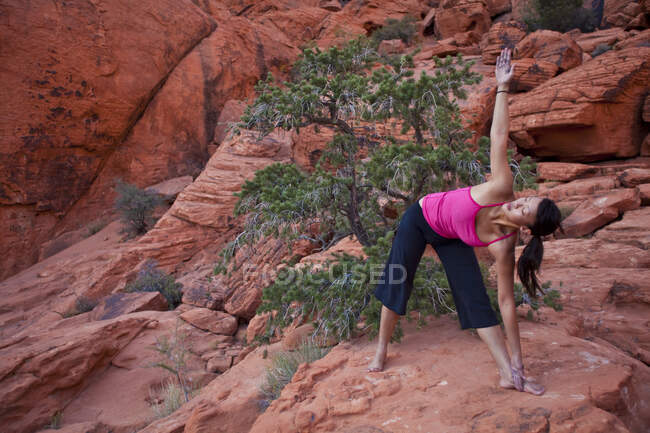 Femme apte à pratiquer le yoga sur le voyage à Red Rocks Canyon, Las Vegas, Nevada, États-Unis d'Amérique — Photo de stock