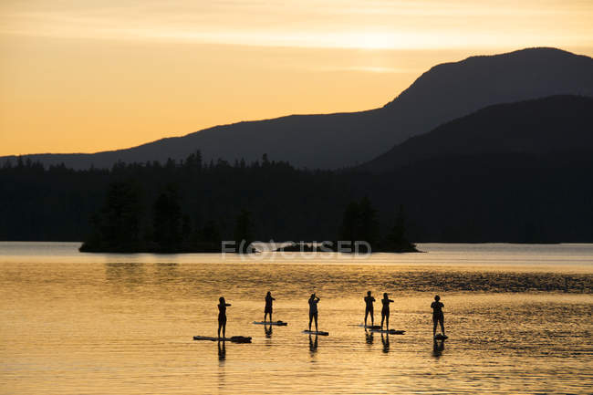 Stand up grupo de paddleboard en Ruby Lake, Sunshine Coast, Columbia Británica, Canadá - foto de stock