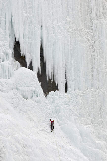 Le mur des pleurs en hiver avec un grimpeur de glace, promenade des Glaciers, parc national Banff, Alberta, Canada — Photo de stock