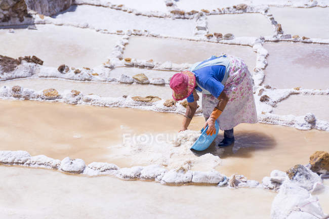 Mulher local trabalhando em minas de sal de Maras na região de Cuzco, Peru — Fotografia de Stock