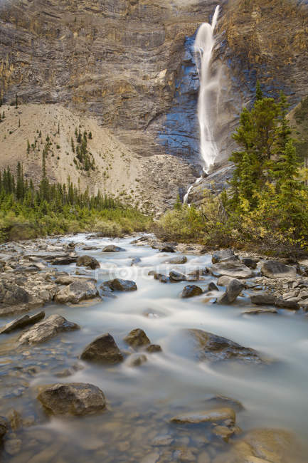 Chutes Takakkaw et rivière rocheuse dans le parc national Yoho, Canada — Photo de stock