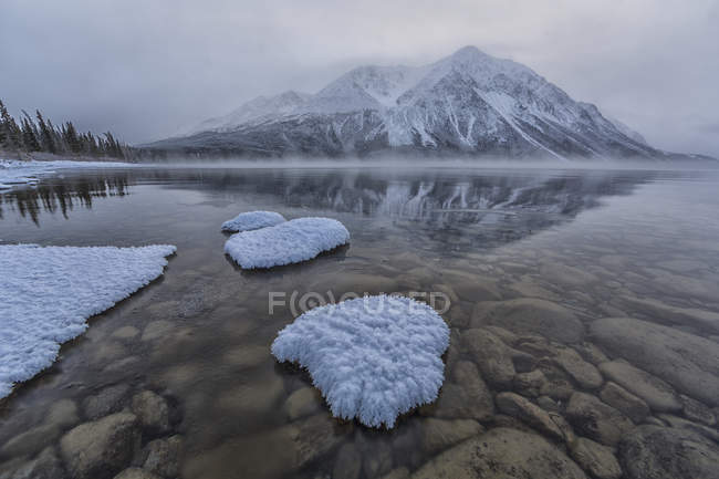 Partially ice covered Kathleen Lake and Sheep Mountain in Kluane national Park, Yukon, Canada. — Stock Photo