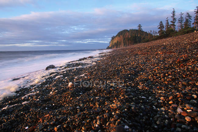 Rocky Haida Gwaii shore com Tow Hill na Ilha Graham ao entardecer, Colúmbia Britânica, Canadá . — Fotografia de Stock