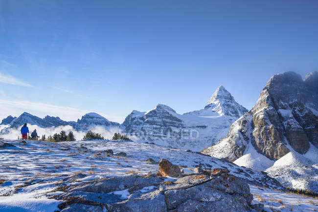 Wanderer auf dem Gipfel des Mount Assiniboine, britisch Columbia, Kanada — Stockfoto