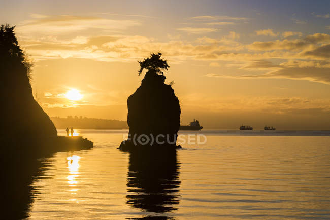 Seawall Siwash Rock e Stanley Park con navi al tramonto, Vancouver, Britsih Columbia, Canada — Foto stock