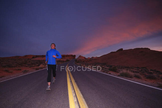 Sentiero che corre nella Valley of Fire State Park. Las Vegas, Nevada. — Foto stock