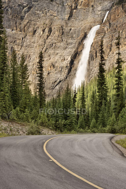 Route dans la vallée avec les chutes Takakkaw du parc national Yoho, Canada — Photo de stock