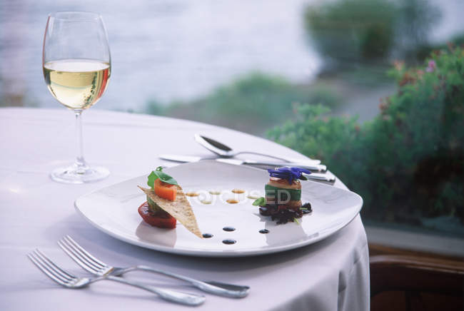 Изысканные закуски и вино на роскошном столе ресторана — стоковое фото