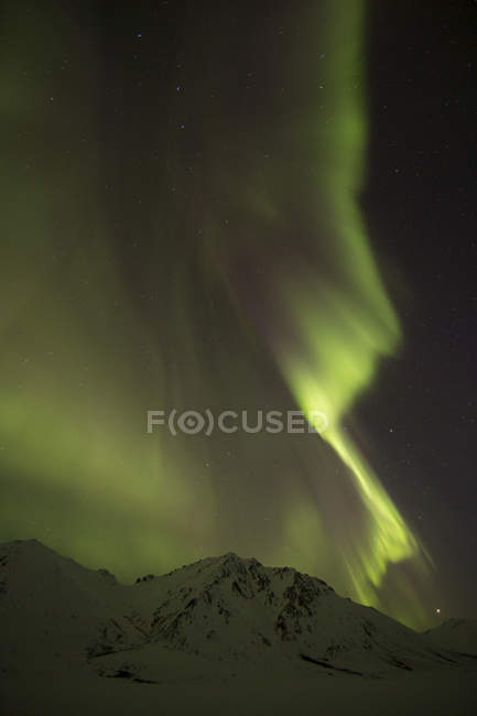 Verde aurora boreale nel buio cielo notturno sotto Dempster Highway, Yukon, Canada
. — Foto stock
