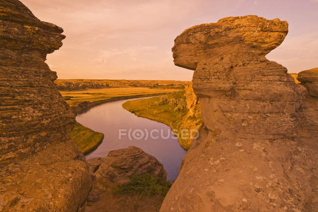 Milk River e rocce naturali a Writing On Stone Provincial Park, Alberta, Canada — Foto stock