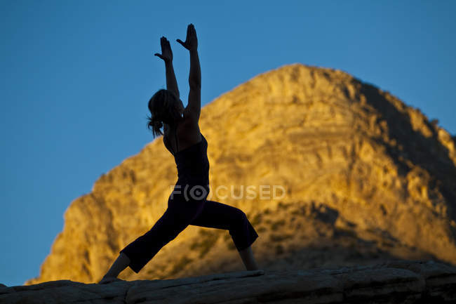Silhouette of woman practicing yoga on trip to Red Rocks Canyon, Las Vegas, Nevada, United States of America — Stock Photo