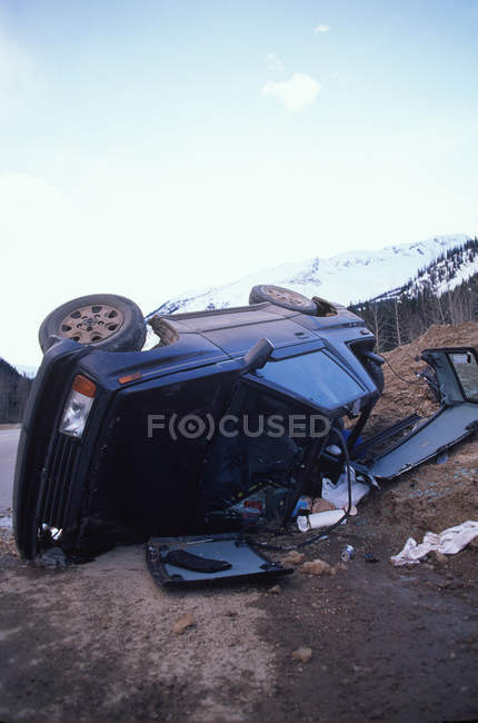 Véhicule renversé sur la route après un accident dans les montagnes Rocheuses, Colombie-Britannique, Canada . — Photo de stock