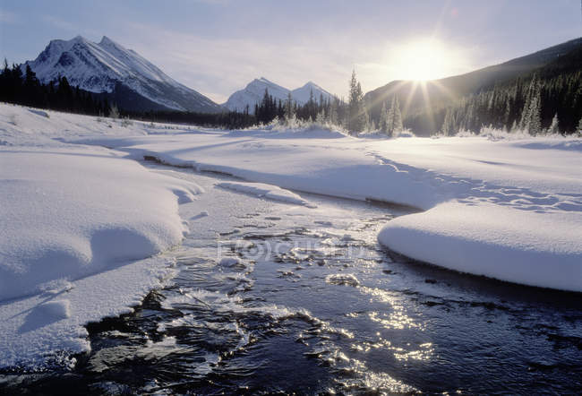 Wintersonnenaufgang entlang des nördlichen Saskatchewan-Flusses in felsigen Bergen, Banff-Nationalpark, Alberta, Kanada — Stockfoto