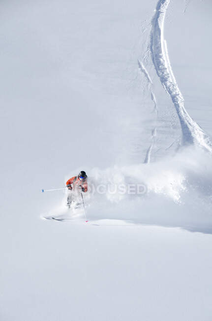 Uno sciatore di backcountry in polvere profonda nell'Icefall Range a nord di Golden, British Columbia — Foto stock