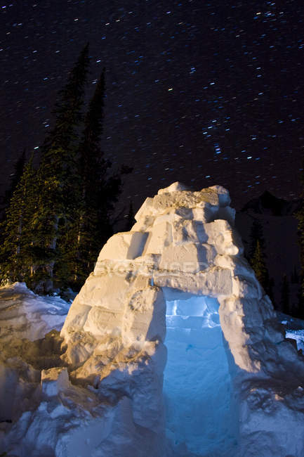 Schnee-Iglu in der Nacht, Feenwiesen, hartnäckiges Gebirge, Selkirk Mountains, Britisch Columbia, Kanada — Stockfoto